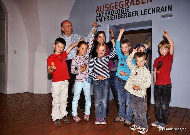 Botschaft an die Zukunft. Kinderprogramm zur Sonderausstellung "Ausgegraben - Archäologie am Friedberger Lechrain" im Museum im Friedberger Wittelbacher Schloss - Nach der Ausstellung sollen Botschaften an die Zukunft entstehen. Am Ende wird noch ein Schmuckstück gefertigt. - Mit vielen neuen Eindrücken und einer Menge Spaß und Kreativität  ist für die Kleinen die Zeit wie im Flug vergangen.