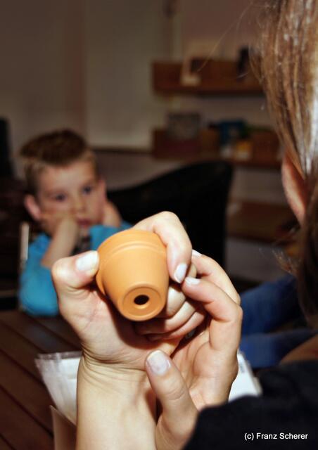 Botschaft an die Zukunft. Kinderprogramm zur Sonderausstellung "Ausgegraben - Archäologie am Friedberger Lechrain" im Museum im Friedberger Wittelbacher Schloss - Nach der Ausstellung sollen Botschaften an die Zukunft entstehen. Die Studentin für Museumspädagogik Mariella Hosp gibt Denkanstöße