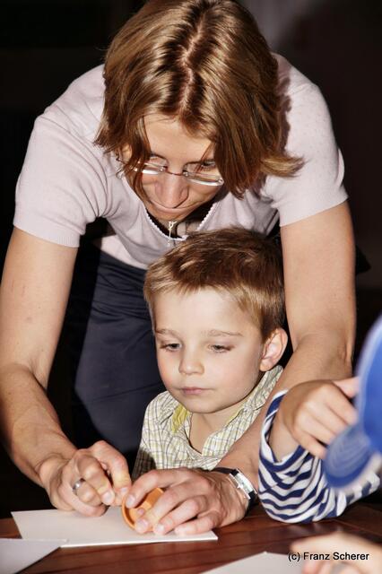 Botschaft an die Zukunft. Kinderprogramm zur Sonderausstellung "Ausgegraben - Archäologie am Friedberger Lechrain" im Museum im Friedberger Wittelbacher Schloss - Nach der Ausstellung sollen Botschaften an die Zukunft entstehen. Und schon gehts los. Alle sind mit Eifer dabei. Die Muttis sind begeistert von den Ergebnissen