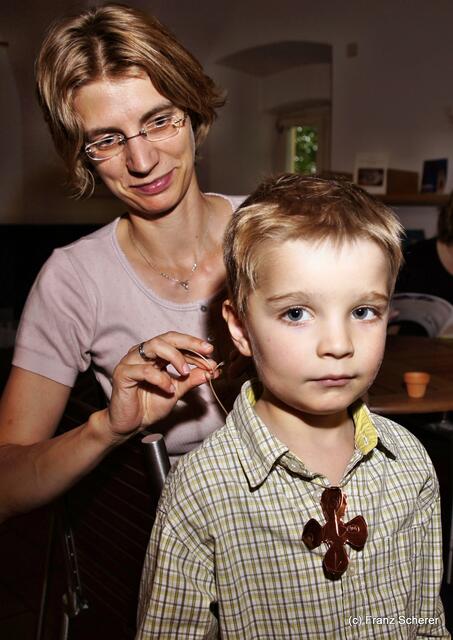 Botschaft an die Zukunft. Kinderprogramm zur Sonderausstellung "Ausgegraben - Archäologie am Friedberger Lechrain" im Museum im Friedberger Wittelbacher Schloss - Nach der Ausstellung sollen Botschaften an die Zukunft entstehen. Am Ende wird noch ein Schmuckstück gefertigt. Auch die Mutti ist stolz auf den großen Künstler