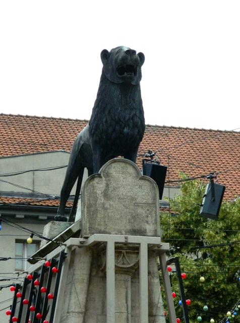 Der Braunschweiger Löwe steht davor
