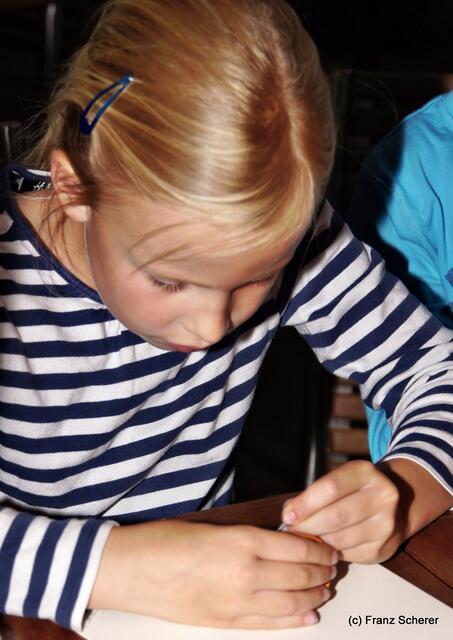 Botschaft an die Zukunft. Kinderprogramm zur Sonderausstellung "Ausgegraben - Archäologie am Friedberger Lechrain" im Museum im Friedberger Wittelbacher Schloss - Nach der Ausstellung sollen Botschaften an die Zukunft entstehen. Und schon gehts los. Alle sind mit Eifer dabei.