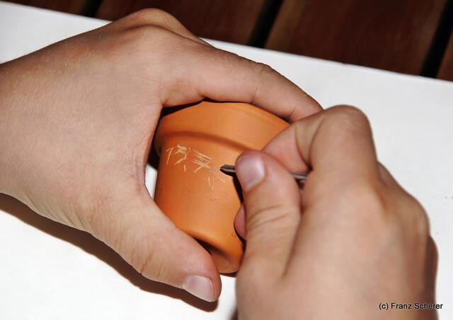 Botschaft an die Zukunft. Kinderprogramm zur Sonderausstellung "Ausgegraben - Archäologie am Friedberger Lechrain" im Museum im Friedberger Wittelbacher Schloss - Nach der Ausstellung sollen Botschaften an die Zukunft entstehen. Und schon gehts los. Alle sind mit Eifer dabei.