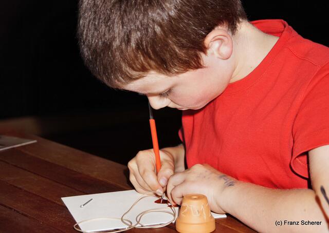Botschaft an die Zukunft. Kinderprogramm zur Sonderausstellung "Ausgegraben - Archäologie am Friedberger Lechrain" im Museum im Friedberger Wittelbacher Schloss - Nach der Ausstellung sollen Botschaften an die Zukunft entstehen. Am Ende wird noch ein Schmuckstück gefertigt.