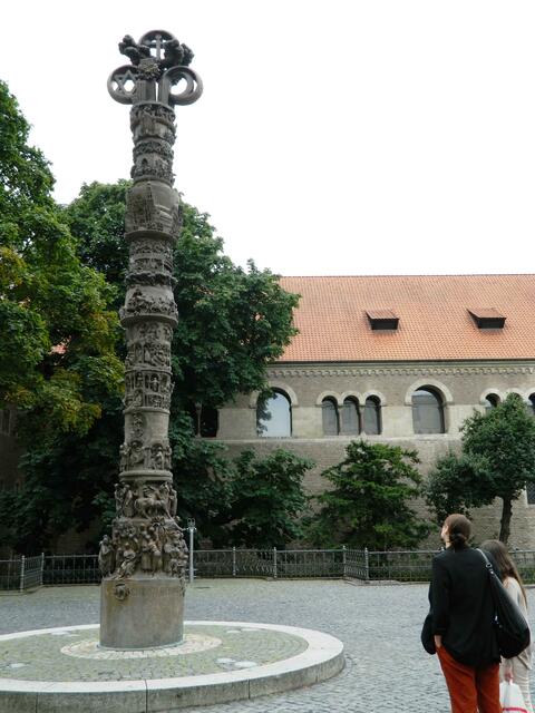 2000 Jahre Christentum Säule aus Bronze, ca. 9 m hoch.