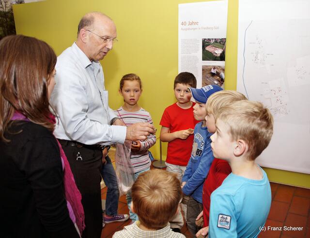Botschaft an die Zukunft. Kinderprogramm zur Sonderausstellung "Ausgegraben - Archäologie am Friedberger Lechrain" im Museum im Friedberger Wittelbacher Schloss - Museumskustos Hans Beil verteilt Materialproben