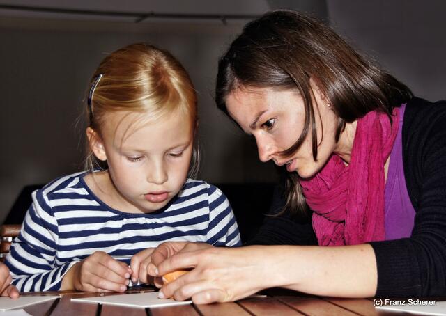 Botschaft an die Zukunft. Kinderprogramm zur Sonderausstellung "Ausgegraben - Archäologie am Friedberger Lechrain" im Museum im Friedberger Wittelbacher Schloss - Nach der Ausstellung sollen Botschaften an die Zukunft entstehen. Und schon gehts los. Alle sind mit Eifer dabei.