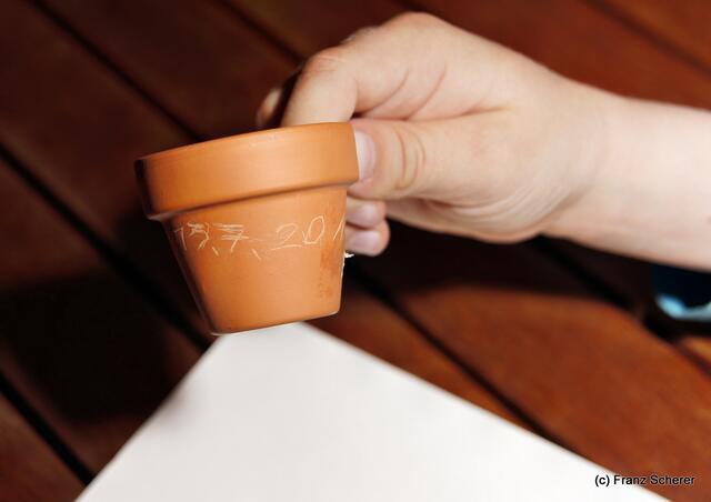 Botschaft an die Zukunft. Kinderprogramm zur Sonderausstellung "Ausgegraben - Archäologie am Friedberger Lechrain" im Museum im Friedberger Wittelbacher Schloss - Nach der Ausstellung sollen Botschaften an die Zukunft entstehen. Und schon gehts los. Alle sind mit Eifer dabei.