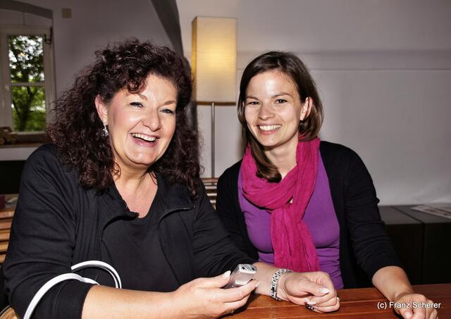 Botschaft an die Zukunft. Kinderprogramm zur Sonderausstellung "Ausgegraben - Archäologie am Friedberger Lechrain" im Museum im Friedberger Wittelbacher Schloss - Mariella Hosp (rechts) im Gespräch mit myheimat-Reporterin Sabina Scherer