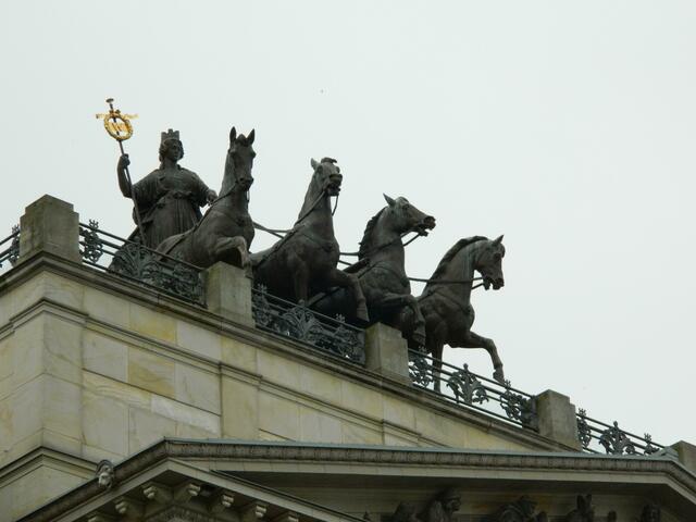 Die Braunschweiger Quadriga (3. Version) ist circa 9 m hoch, 7,50 m breit und 9,50 m lang.