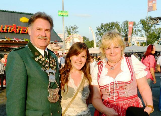 Bild mit Königspaar - so sehen alle Deutsche im Ausland aus.