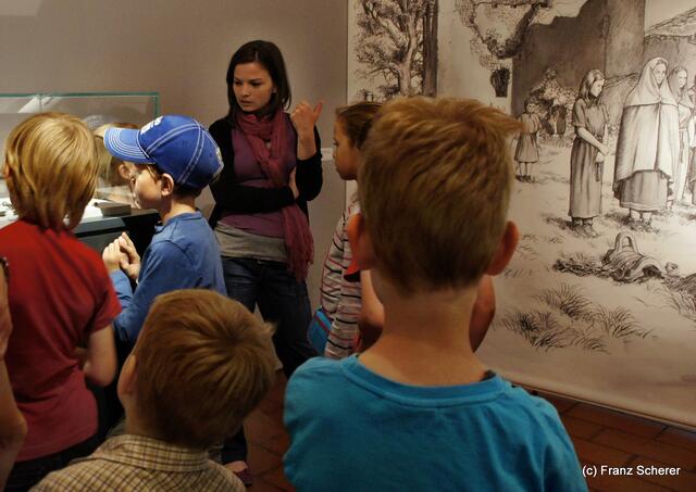 Botschaft an die Zukunft. Kinderprogramm zur Sonderausstellung "Ausgegraben - Archäologie am Friedberger Lechrain" im Museum im Friedberger Wittelbacher Schloss - Viele Fragen an Mariella Hosp haben die jungen Zuhörer