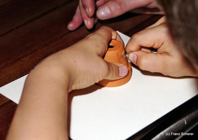 Botschaft an die Zukunft. Kinderprogramm zur Sonderausstellung "Ausgegraben - Archäologie am Friedberger Lechrain" im Museum im Friedberger Wittelbacher Schloss - Nach der Ausstellung sollen Botschaften an die Zukunft entstehen. Und schon gehts los. Alle sind mit Eifer dabei.