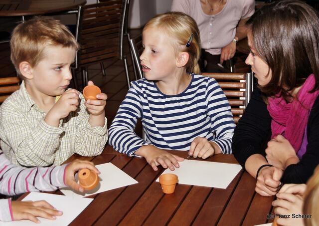 Botschaft an die Zukunft. Kinderprogramm zur Sonderausstellung "Ausgegraben - Archäologie am Friedberger Lechrain" im Museum im Friedberger Wittelbacher Schloss - Nach der Ausstellung sollen Botschaften an die Zukunft entstehen. Und schon gehts los. Alle sind mit Eifer dabei.