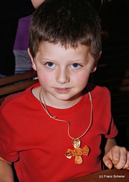 Botschaft an die Zukunft. Kinderprogramm zur Sonderausstellung "Ausgegraben - Archäologie am Friedberger Lechrain" im Museum im Friedberger Wittelbacher Schloss - Nach der Ausstellung sollen Botschaften an die Zukunft entstehen. Am Ende wird noch ein Schmuckstück gefertigt.