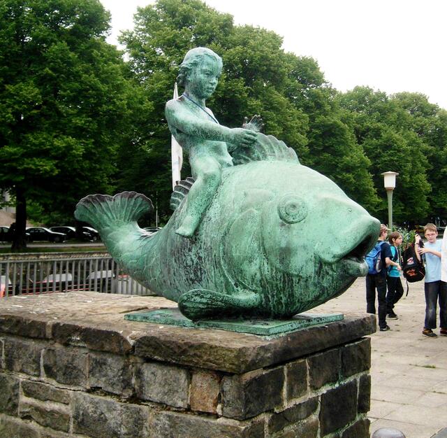 Putto auf dem Fisch von Hermann Scheuernstuhl