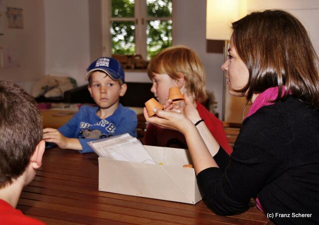 Botschaft an die Zukunft. Kinderprogramm zur Sonderausstellung "Ausgegraben - Archäologie am Friedberger Lechrain" im Museum im Friedberger Wittelbacher Schloss - Nach der Ausstellung sollen Botschaften an die Zukunft entstehen. Die Studentin für Museumspädagogik Mariella Hosp gibt Denkanstöße