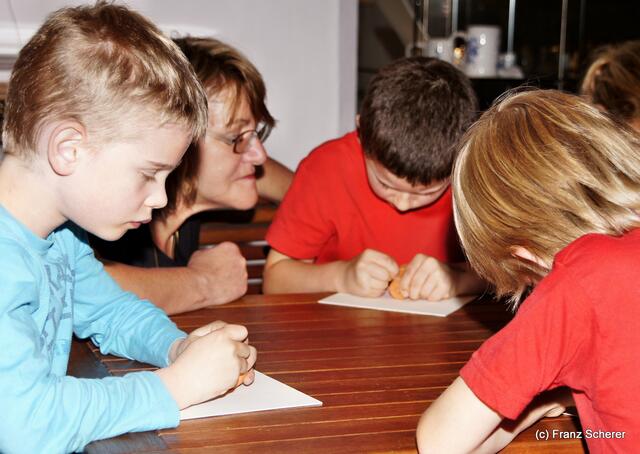 Botschaft an die Zukunft. Kinderprogramm zur Sonderausstellung "Ausgegraben - Archäologie am Friedberger Lechrain" im Museum im Friedberger Wittelbacher Schloss - Nach der Ausstellung sollen Botschaften an die Zukunft entstehen. Und schon gehts los. Alle sind mit Eifer dabei. Die Muttis sind begeistert von den Ergebnissen