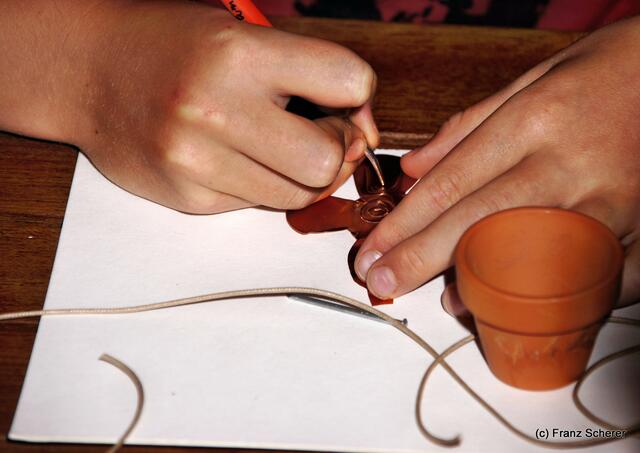 Botschaft an die Zukunft. Kinderprogramm zur Sonderausstellung "Ausgegraben - Archäologie am Friedberger Lechrain" im Museum im Friedberger Wittelbacher Schloss - Nach der Ausstellung sollen Botschaften an die Zukunft entstehen. Am Ende wird noch ein Schmuckstück gefertigt.