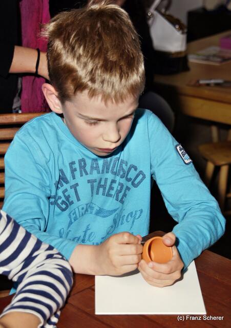 Botschaft an die Zukunft. Kinderprogramm zur Sonderausstellung "Ausgegraben - Archäologie am Friedberger Lechrain" im Museum im Friedberger Wittelbacher Schloss - Nach der Ausstellung sollen Botschaften an die Zukunft entstehen. Und schon gehts los. Alle sind mit Eifer dabei.