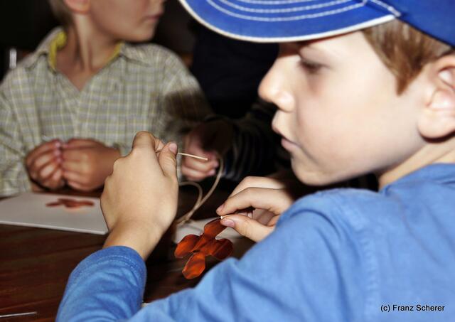 Botschaft an die Zukunft. Kinderprogramm zur Sonderausstellung "Ausgegraben - Archäologie am Friedberger Lechrain" im Museum im Friedberger Wittelbacher Schloss - Nach der Ausstellung sollen Botschaften an die Zukunft entstehen. Am Ende wird noch ein Schmuckstück gefertigt.