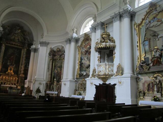 Die Ausstattung der Kirche stammt vom Münchner Hofmaler Balthasar Albrecht.