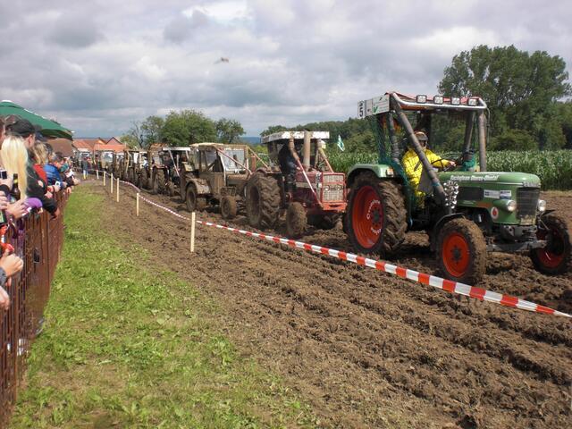 Aufstellung der Traktoren zur Einführungsrunde