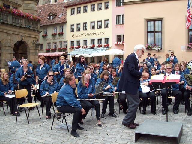 Das Orchester hört auf sein Kommando.