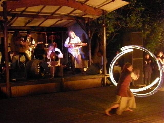 ...zur nächtlichen Feuershow