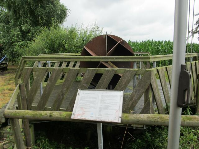 Über den Nordpunkt-Grenzstein (NRW) wurde eine begehbare Plattform mit einer Skulptur errichtet