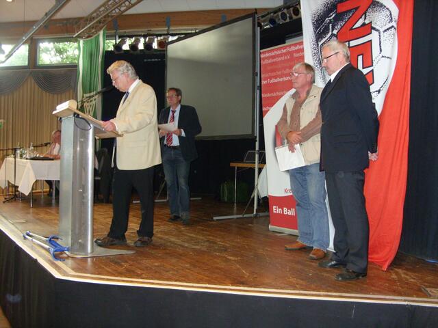 Fritz Redeker bei seiner Laudatio auf Rüdiger Solisch.