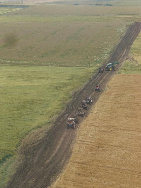 Rennunterbrechung wegen eines stecken gebliebenen Teilnehmers, der vom PS-starken John Deere wieder frei gezogen wurde
