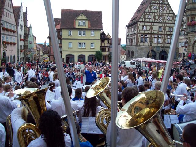 Der gemeinsame Auftritt beider Orchester war der Krönende Abschluß eines wunderbaren Nachmittags. Und wie es bei Künstlern üblich ist dankte das Publikum den Musiker mit stehendem Applaus.