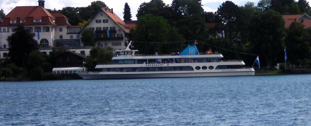 Daneben sieht man das Festzelt