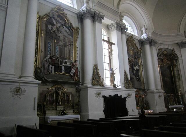 Die Ausstattung der Kirche stammt vom Münchner Hofmaler Balthasar Albrecht.