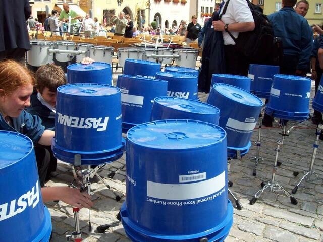 Mit diesen Putzeimern machten die Trommler eine tolle Einlage.