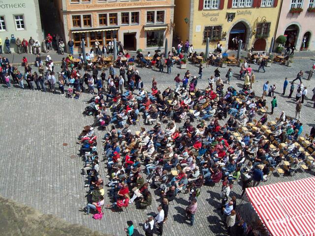 Hunderte von Zuschauern hatten sich auf dem Marktplatz eingefunden.
