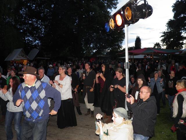 ...mit Dudelsäcken und etwas härterer Gangart zur Freude Vieler