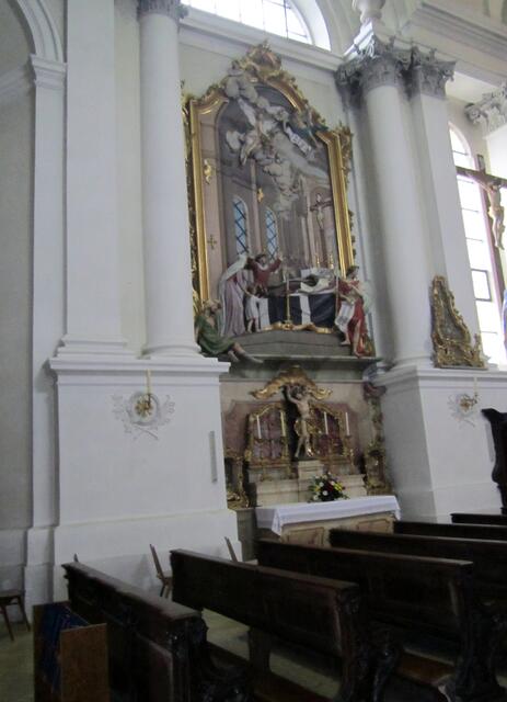 Die großen Reliefbilder aus Holz an den Seitenaltären sind in ihrer Art einzig.