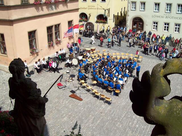 Das Rothenburger Jugendblasorchester eröffnete am 14.Juli das gemeinsame Platzkonzert zusammen mit dem Ambassador of Music-Orchester aus Kentucky.