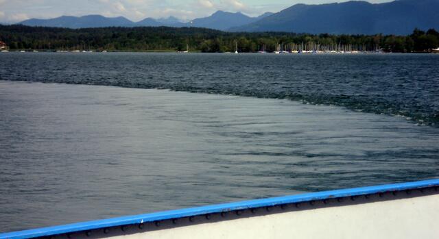 Schön sieht man im Wasser die Kurve, die unser Schiff fuhr