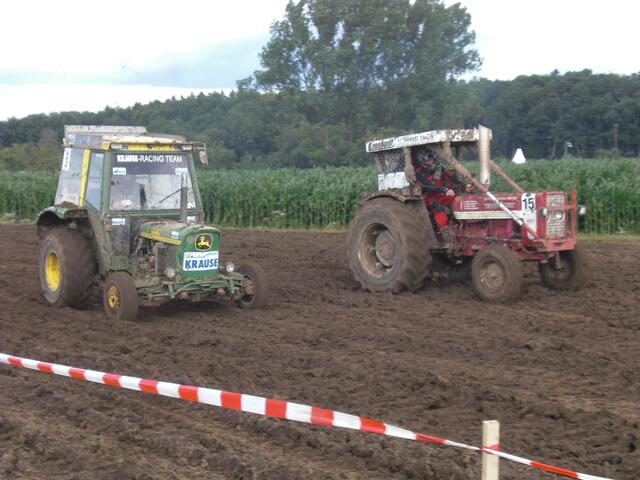 John Deere 2030 (links) gegen IHC 423 CUP