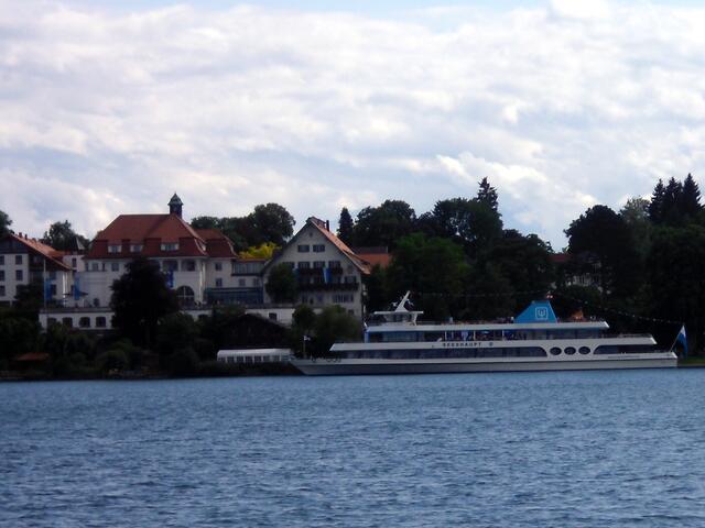 Wir kamen dem Schiff von der Seeseite näher