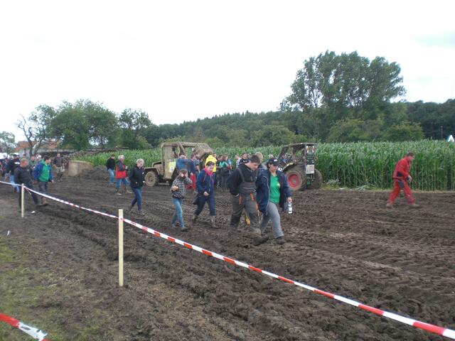 Nun durften auch Teammitglieder und Zuschauer auf die Strecke zu den Rennmaschinen