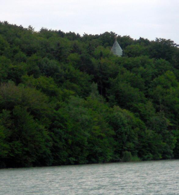 Die Votivkapelle spitzelt aus dem Grün