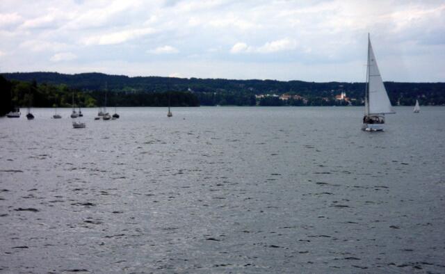 Jetzt sah man immer mehr Segelbote