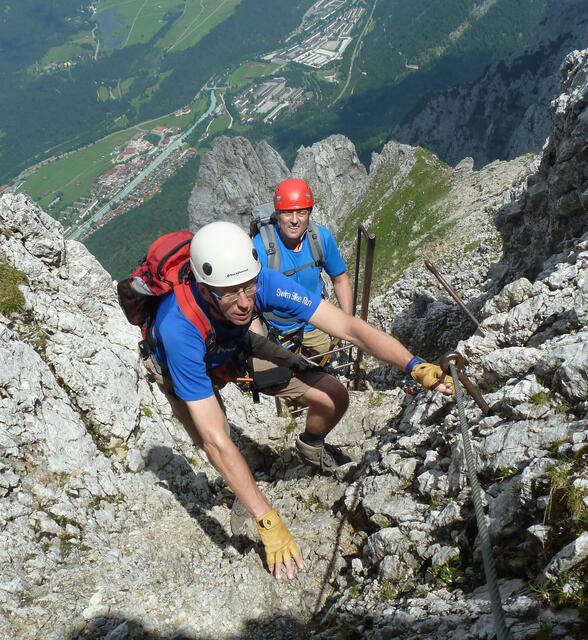 Über 4 Gipfelspitzen (Nördlichen Linderspitze (2374 m),Südlichen Linderspitze (2304 m),Sulzleklammspitze (2323 m) und Kirchlspitze (2302 m), meistens am Grat entlang