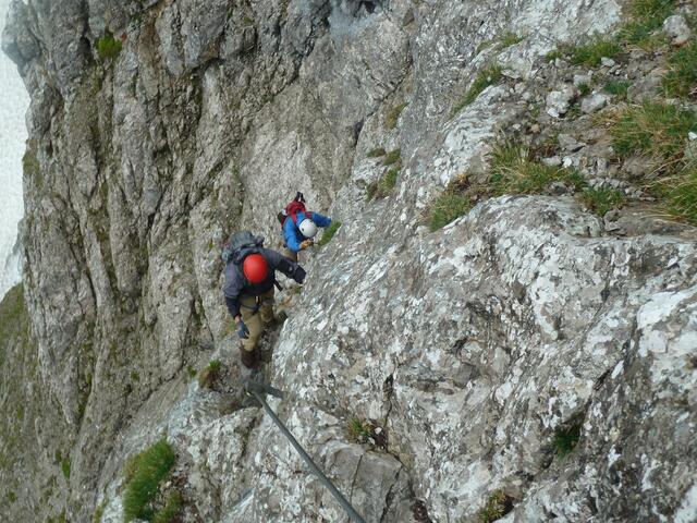 Zu Beginn gleich über den Klettersteig, fast senkrecht.