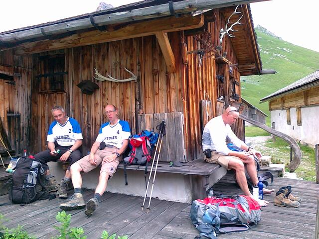 Beim Abstieg wird das Wetter gut, kurze Rast an einer Alm und sich stärken.