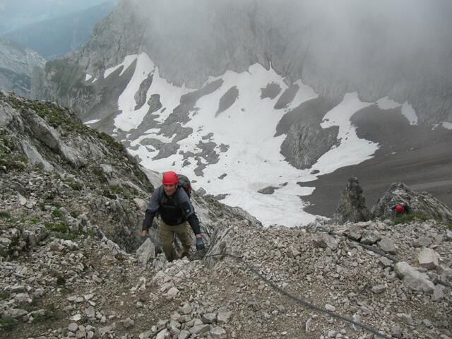 Vor dem Gipfel noch mal steil klettern an Stahlseilen, von da unten kommen wir
